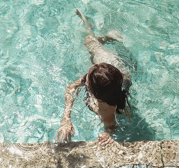 flicka som simmar i pool